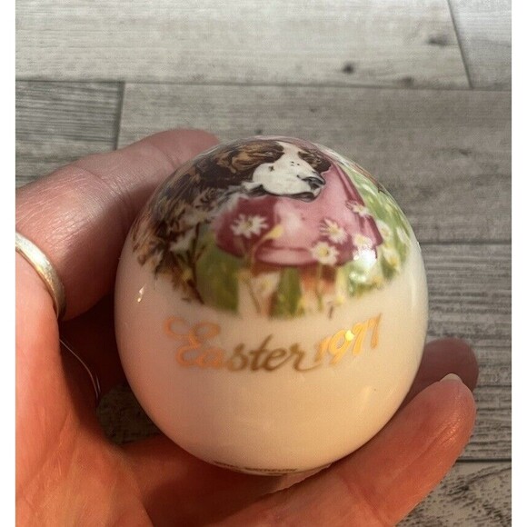 Vintage Royal Bayreuth Easter Egg Little Girl with St. Bernard Bone China 1977 - Picture 3 of 7